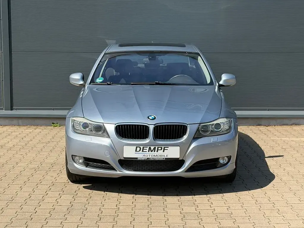 Gebraucht BMW 320 170 PS (125 kW) 2009 Blau Limousine