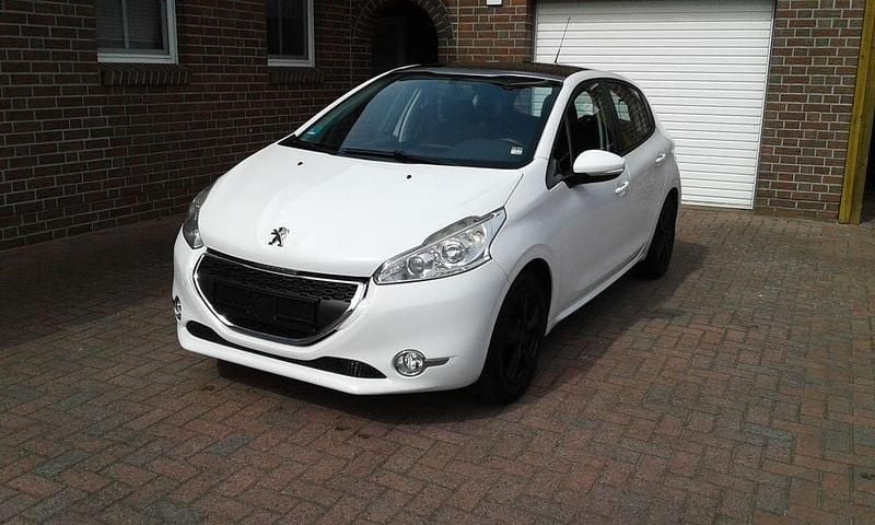 Gebraucht Peugeot 208 Active 68 PS (50 kW) 2012 Weiß Kleinwagen