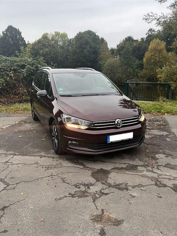 Rot Gebraucht 2019 VW Touran IQ Drive Van / Kleinbus | 20.100 € (Fairer Preis) - Bild 1/4