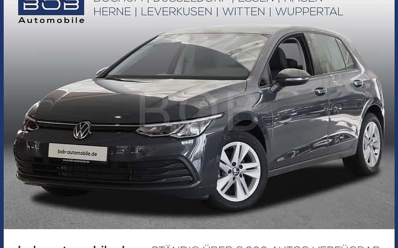 Delfingrau metallic (grau) (grau) Gebraucht 2024 VW Golf VIII Life Limousine | 21.555 € (Guter Preis) - Bild 1/4