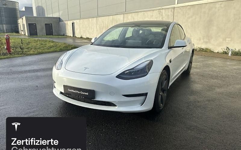 Weiß Gebraucht 2022 Tesla Model 3 Long Range RWD Limousine | 29.200 € (Fairer Preis) - Bild 1/4