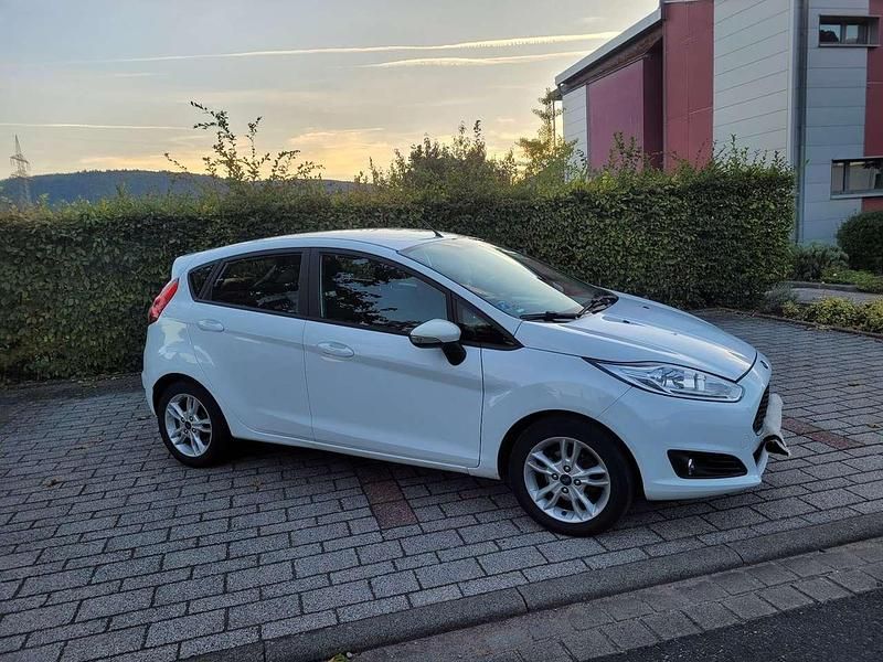 Gebraucht Ford Fiesta Trend 75 PS (55 kW) 2016 Weiß Limousine
