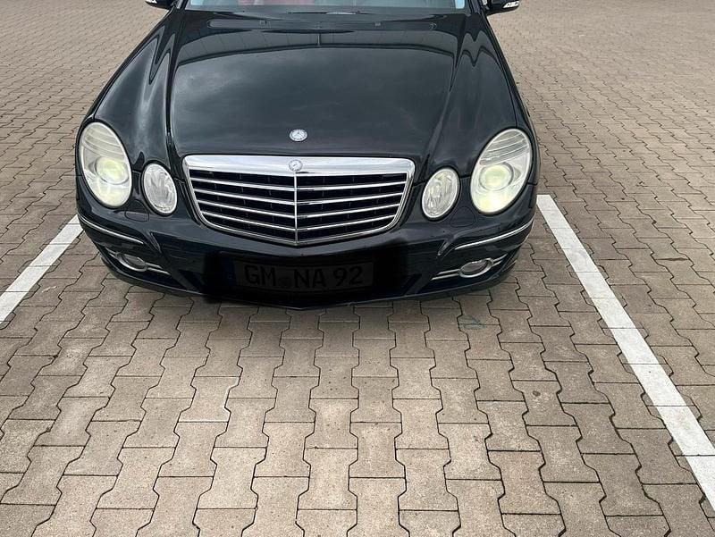 Schwarz Gebraucht 2007 Mercedes E200 Limousine | 5.999 € (Fairer Preis) - Bild 1/4