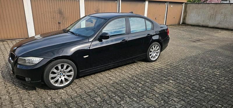 Gebraucht BMW 320 184 PS (135 kW) 2010 Schwarz Limousine