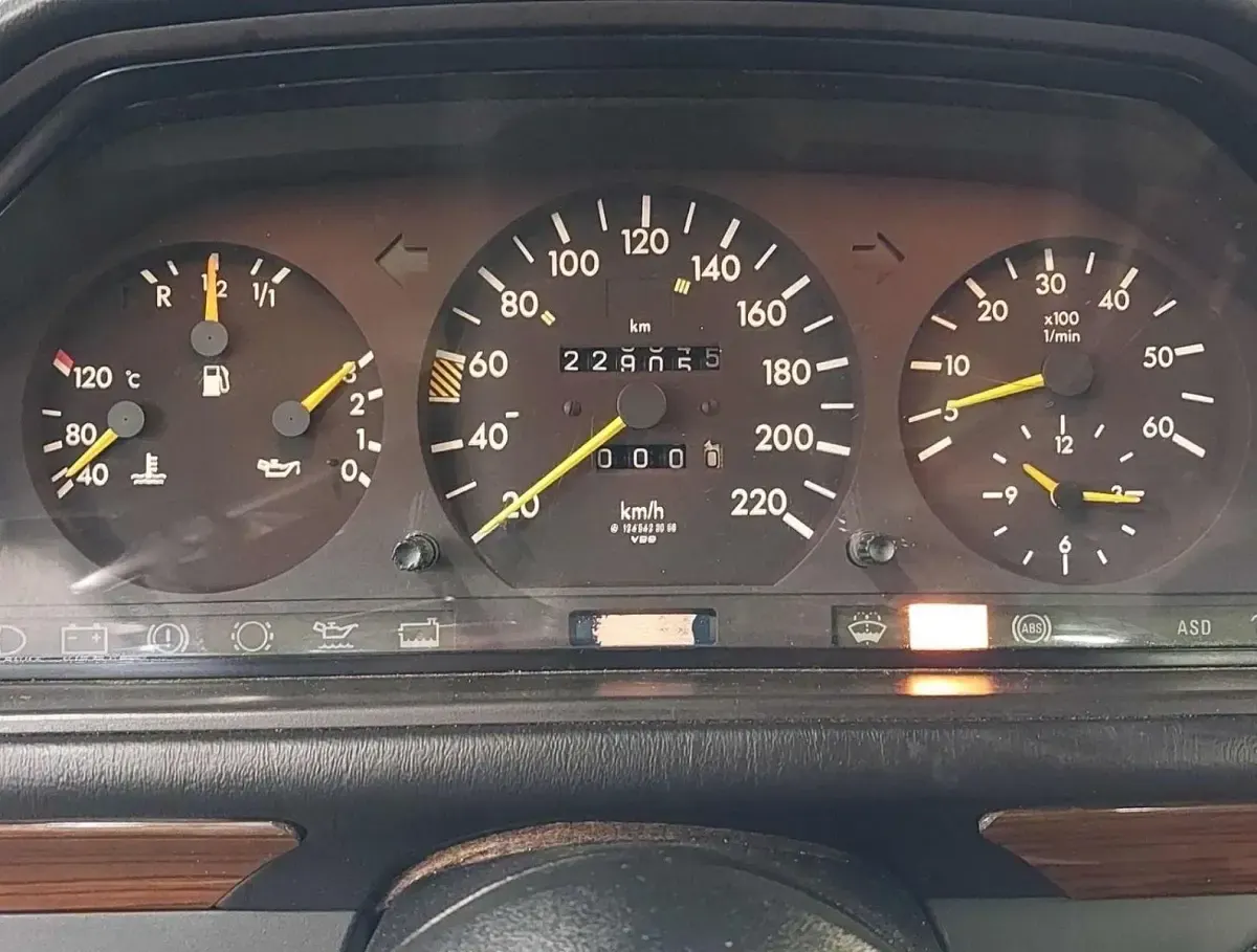 Gebraucht Mercedes E300 158 PS (116 kW) 1989 Blau Limousine