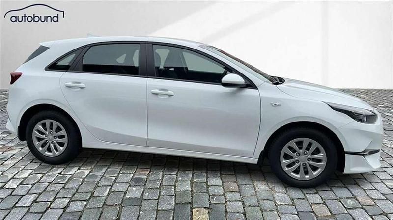 Neu Kia Ceed Best 140 PS (102 kW) 2025 Weiss / deluxe white Kleinwagen