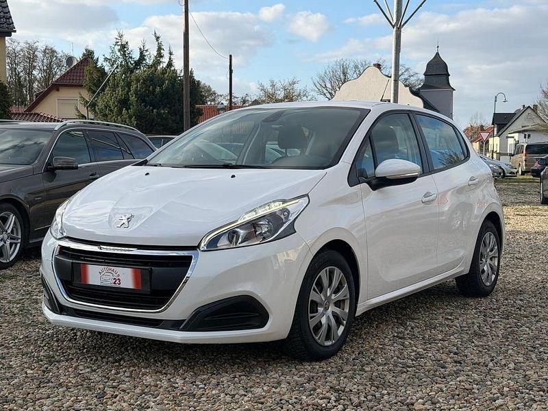 Gebraucht Peugeot 208 Active 102 PS (75 kW) 2019 Weiß Kleinwagen