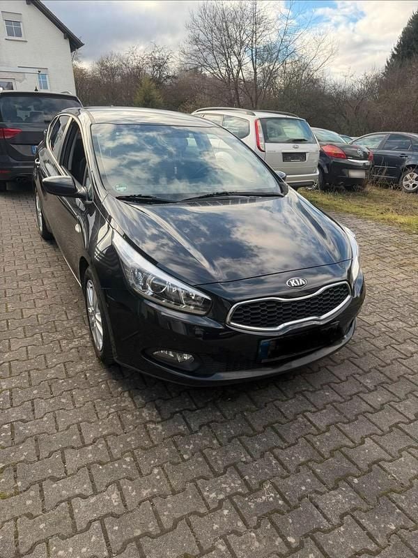 Second-hand Kia Ceed 99 CP (72 kW) 2015 Negru Hatchback