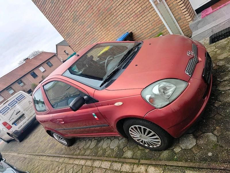 Rot Gebraucht 2002 Toyota Yaris Kleinwagen | 1.200 € (Fairer Preis) - Bild 1/4