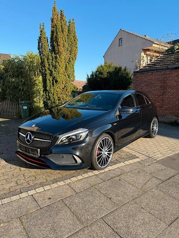 Schwarz Gebraucht 2015 Mercedes A250 Night Limousine | 18.500 € (Fairer Preis) - Bild 1/4