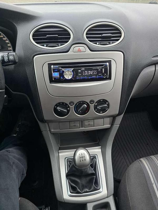 Gebraucht Ford Focus Style 101 PS (74 kW) 2008 Silber Kleinwagen