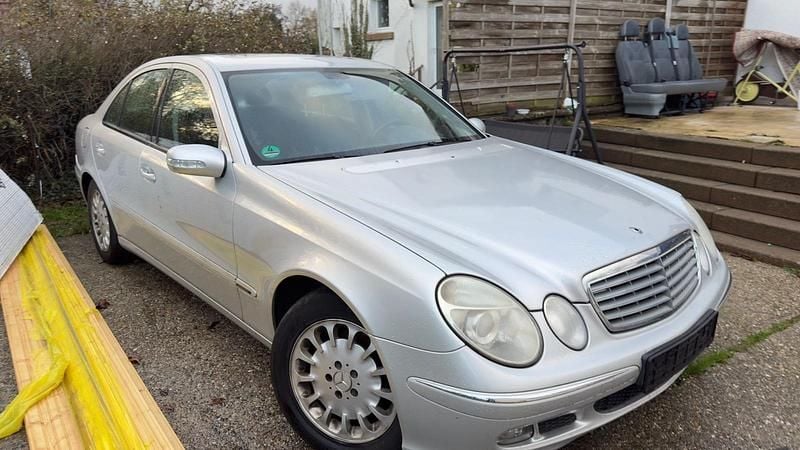Silber Gebraucht 2005 Mercedes E280 Limousine | 1.900 € (Superpreis) - Bild 1/4