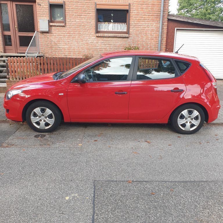 Rot Gebraucht 2009 Hyundai i30 Classic Limousine | 3.550 € (Fairer Preis) - Bild 1/4