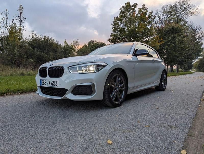 Weiß Gebraucht 2017 BMW M140 M Performance Limousine | 22.222 € - Bild 1/4