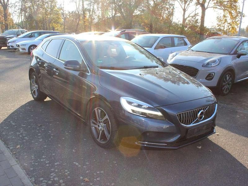 Gebraucht Volvo V40 Inscription 122 PS (89 kW) 2018 Denim blue Kombi