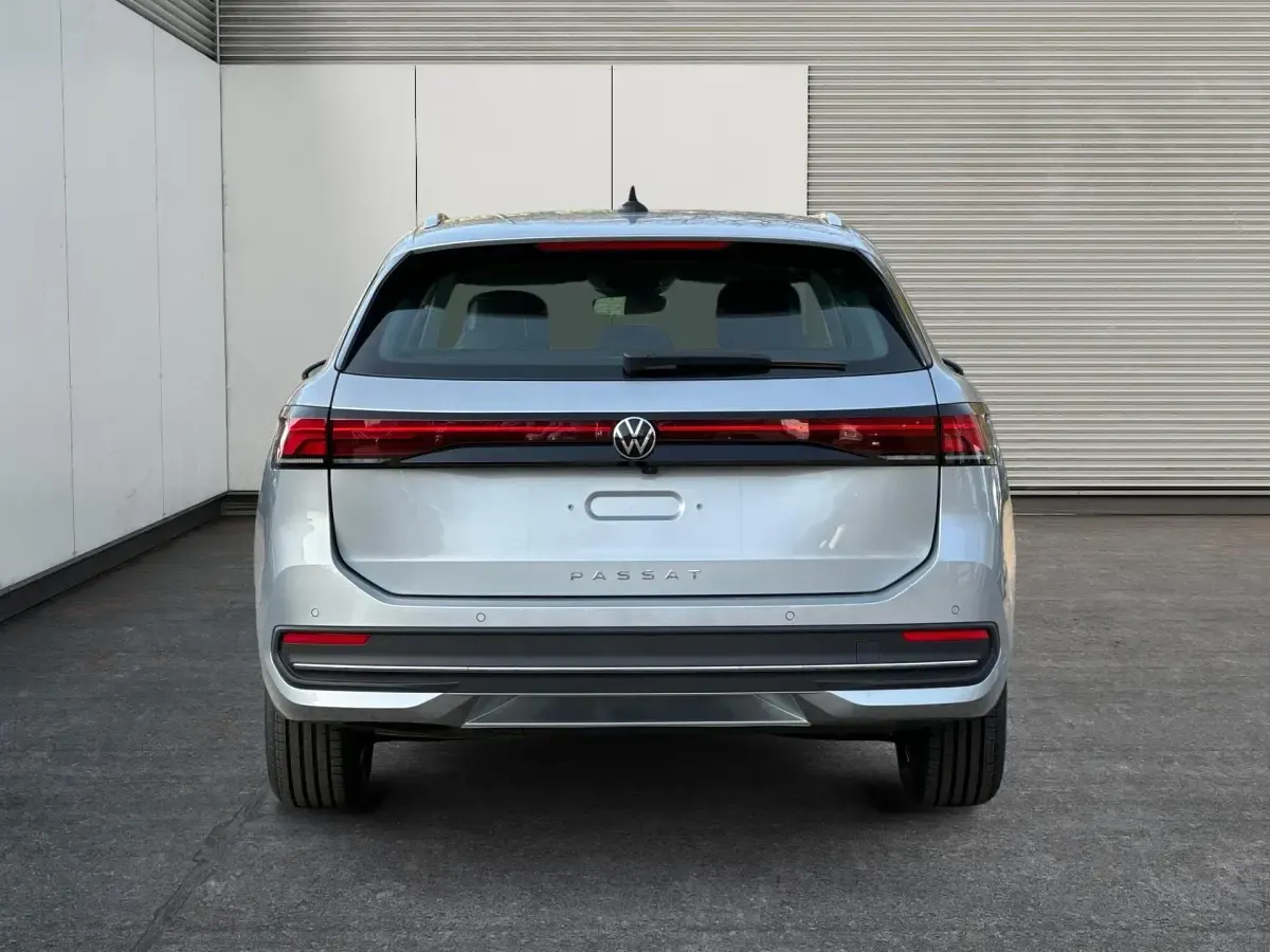 Neu VW Passat Business 150 PS (110 kW) 2025 Oyster silver metallic Kombi
