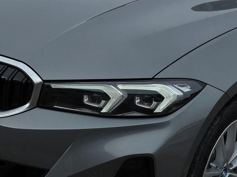 Gebraucht BMW 330e 184 PS (135 kW) 2022 Skyscraper grau metallic Kombi