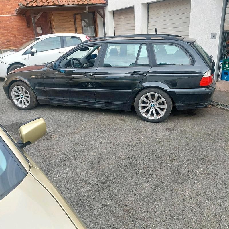 Schwarz Gebraucht 2003 BMW 318 Kombi | 2.200 € (Fairer Preis) - Bild 1/4