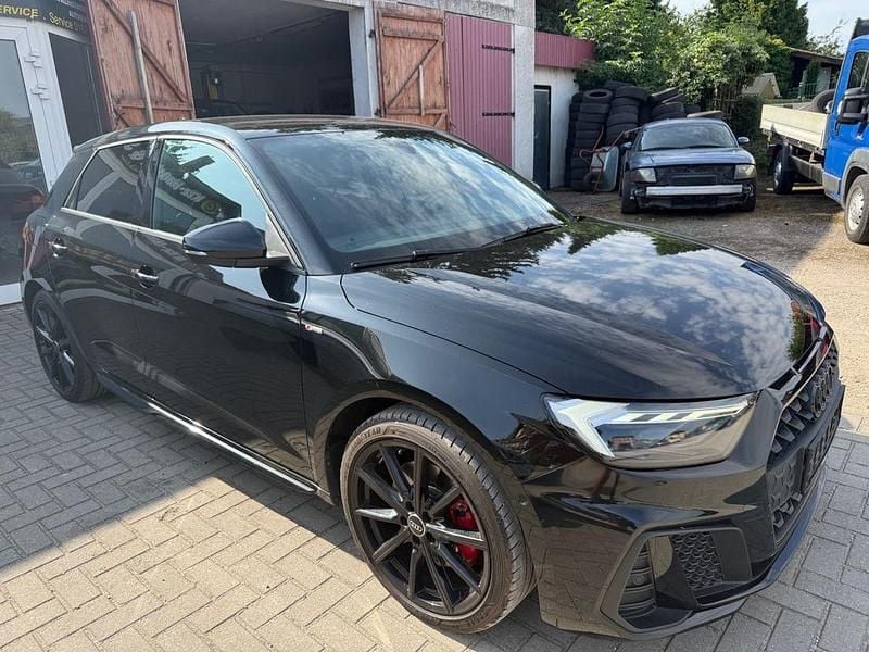 Mythosschwarz Gebraucht 2022 Audi A1 Sportback S-Line Kleinwagen | 28.900 € (Fairer Preis) - Bild 1/4