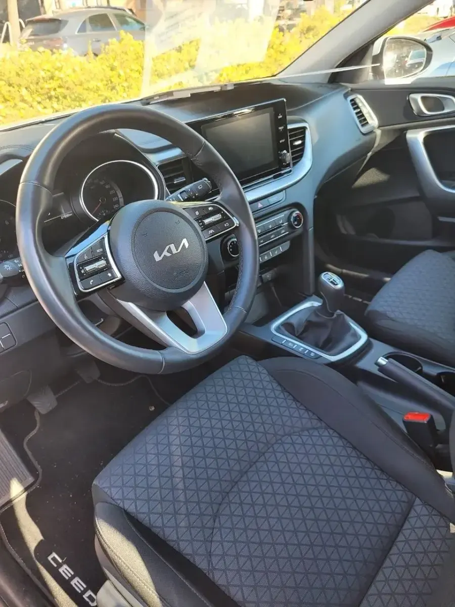 Usado Kia Ceed Edition 7 101 CV (74 kW) 2023 Plateado Utilitario