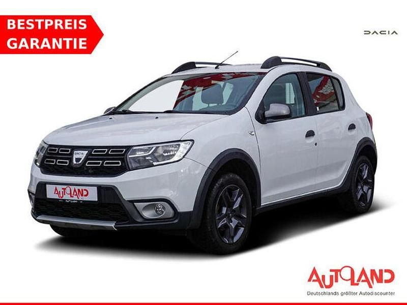 Weiß Gebraucht 2018 Dacia Sandero Celebration SUV | 13.950 € - Bild 1/4