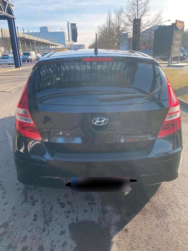 Gebraucht Hyundai i30 90 PS (66 kW) 2011 Schwarz Limousine