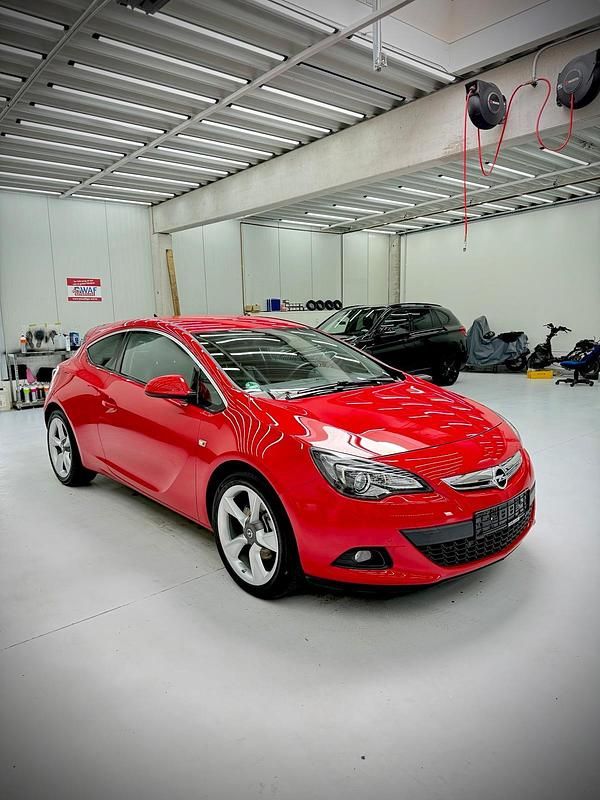 Rot Gebraucht 2015 Opel Astra GTC Coupé | 10.300 € (Teuer) - Bild 1/4