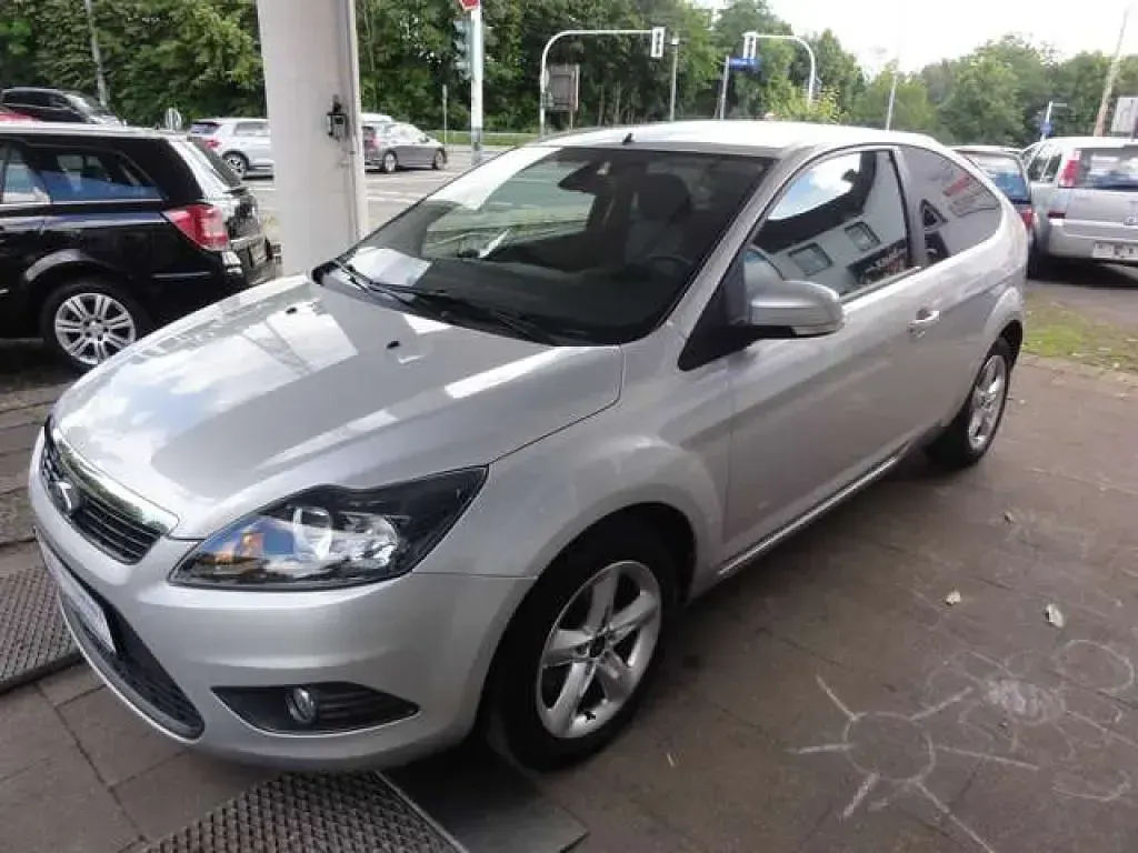 Gebraucht Ford Focus Style 101 PS (74 kW) 2010 Polarsilber metallic (metallic) Kleinwagen