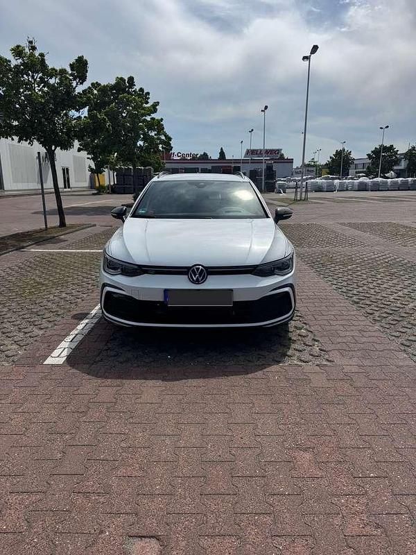 Weiß Gebraucht 2022 VW Golf VIII R-line Kombi | 27.749 € (Guter Preis) - Bild 1/4