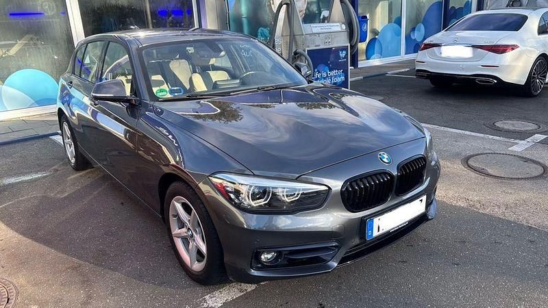 Grau Gebraucht 2018 BMW 120 Sport Line Kleinwagen | 16.500 € (Superpreis) - Bild 1/4