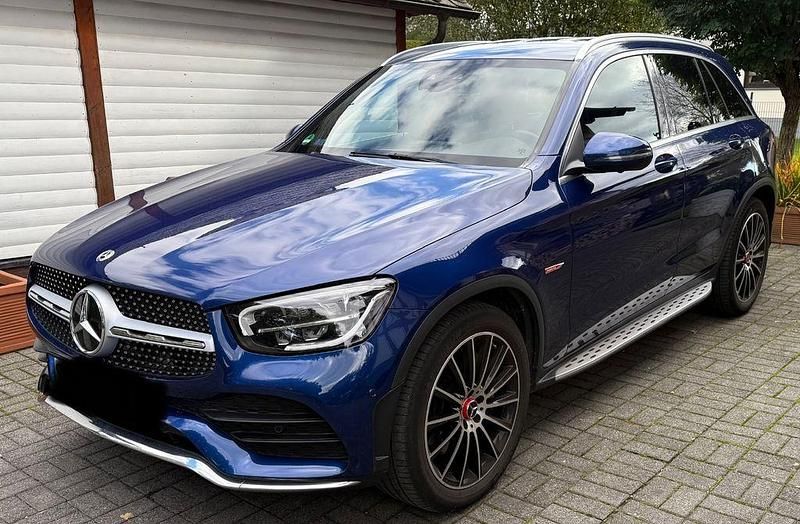 Blau Gebraucht 2019 Mercedes GLC300 AMG SUV | 37.900 € (Etwas zu teuer) - Bild 1/4