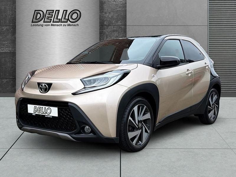 Ginger beige (4u9)/ black mica Gebraucht 2022 Toyota Aygo X X-plore SUV | 14.990 € (Guter Preis) - Bild 1/4