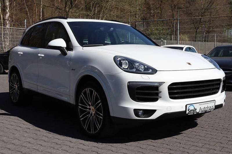 Weiß Gebraucht 2018 Porsche Cayenne Platinum Edition SUV | 31.900 € (Fairer Preis) - Bild 1/4