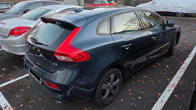 Gebraucht Volvo V40 Momentum 150 PS (110 kW) 2019 Blau Limousine