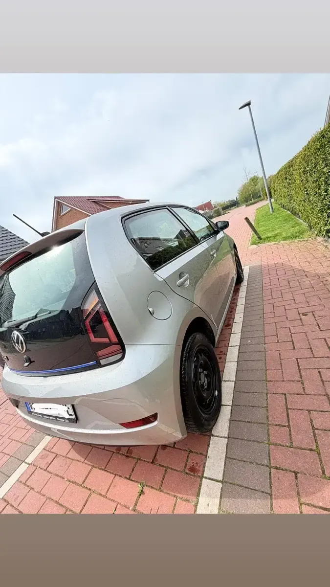 Używany VW e-up! 61 kW (83 KM) 2021 Srebrny Hatchback