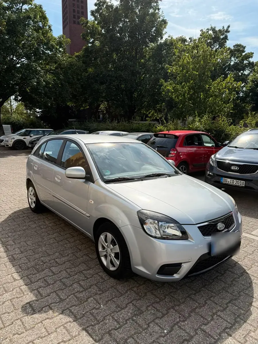 Gebraucht Kia Rio 71 PS (52 kW) 2010 Silber Kleinwagen