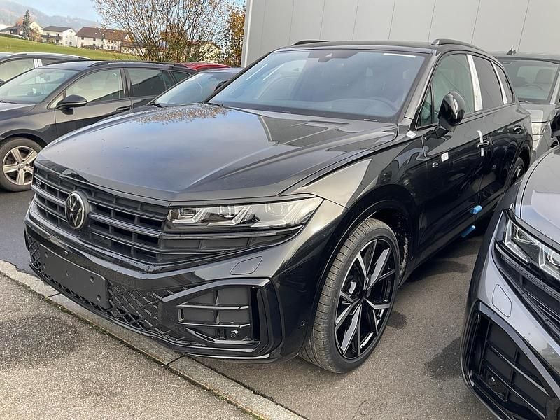 Grenadill schwarz metallic Neu 2025 VW Touareg R-line SUV | 82.945 € (Guter Preis) - Bild 1/3