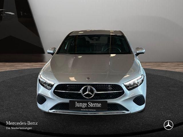 Silber Gebraucht 2024 Mercedes A180 Progressive Limousine | 28.590 € (Guter Preis) - Bild 1/4