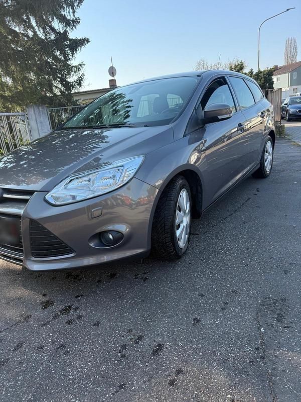 Gebraucht Ford Focus 92 PS (67 kW) 2013 Grau Kombi