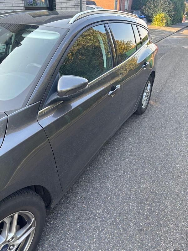 Gebraucht Ford Focus Cool & Connect 101 PS (74 kW) 2019 Grau Kombi
