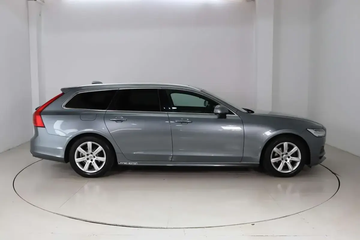 Gebraucht Volvo V90 Momentum 150 PS (110 kW) 2018 Grau Kombi