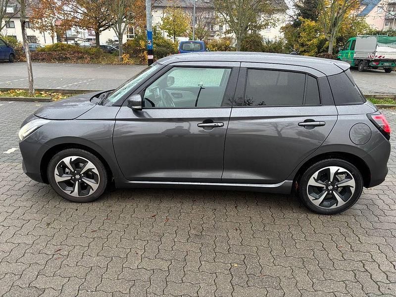 Grau Gebraucht 2025 Suzuki Swift Comfort+ Kleinwagen | 18.500 € (Fairer Preis) - Bild 1/4