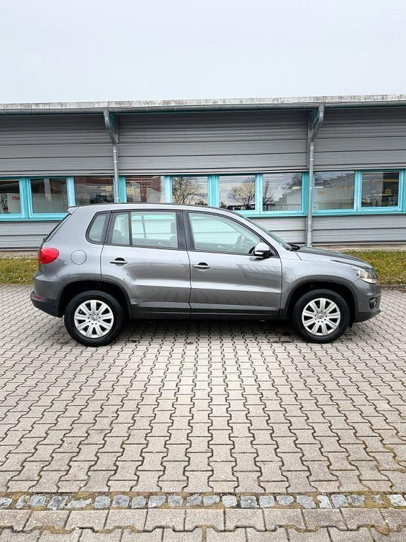Gebraucht VW Tiguan Trendline 140 PS (102 kW) 2012 Grau SUV