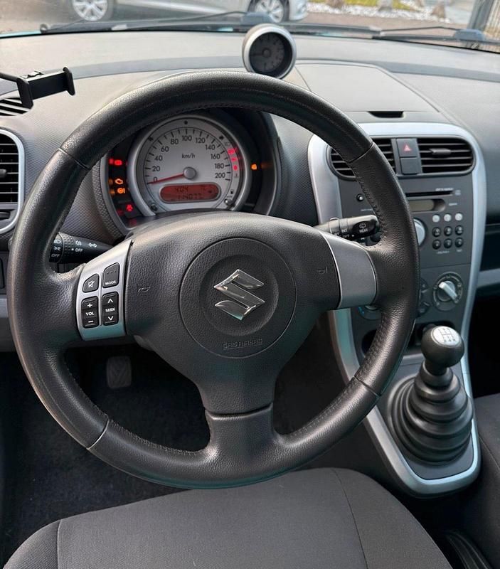 Used Suzuki Splash Basic 68 HP (50 kW) 2010 Blue Hatchback