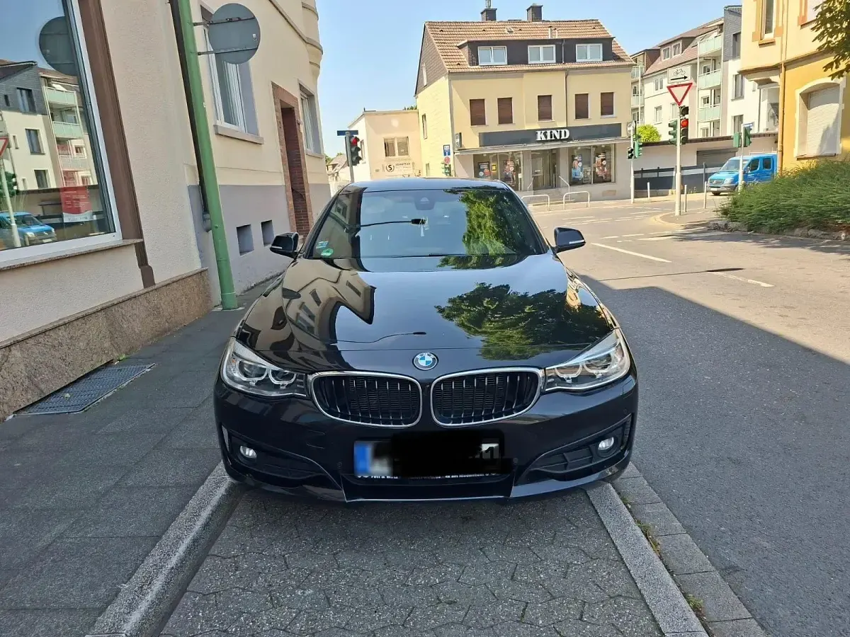 Gebraucht BMW 320 Sport Line 184 PS (135 kW) 2013 Schwarz Limousine