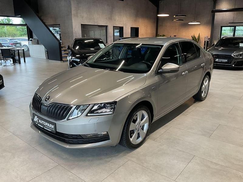 Bezova capuccino/capuccino bei Gebraucht 2018 Skoda Octavia Clever Limousine | 13.980 € (Fairer Preis) - Bild 1/4