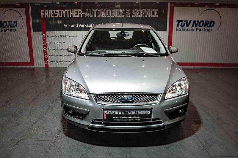 Gebraucht Ford Focus Ghia 101 PS (74 kW) 2005 Silber Limousine