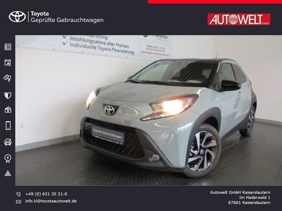 Urban khaki / night sky black Gebraucht 2024 Toyota Aygo Basis Kleinwagen | 16.944 € (Teuer) - Bild 1/4