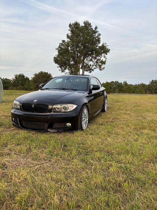 Schwarz Gebraucht 2011 BMW 120 Coupé M Sport Coupé | 8.900 € (Fairer Preis) - Bild 1/4