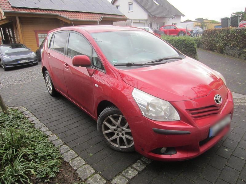 Rot Gebraucht 2012 Toyota Verso Van / Kleinbus | 2.950 € (Guter Preis) - Bild 1/4